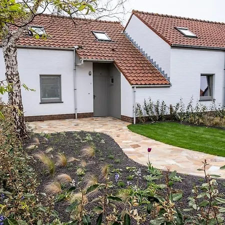 Hébergement de vacances 'a Little White House With A Tree By The Sea' With By Bloss Nieuport