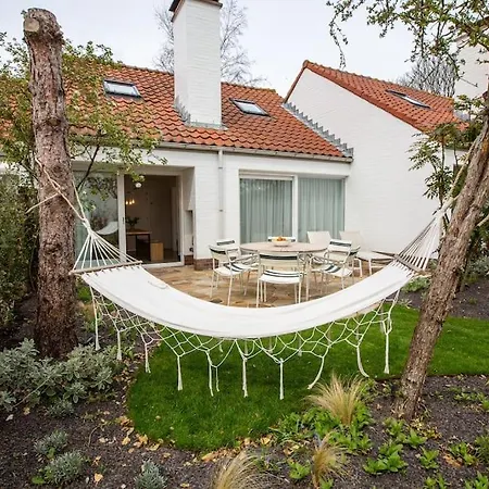 Hébergement de vacances 'a Little White House With A Tree By The Sea' With By Bloss *